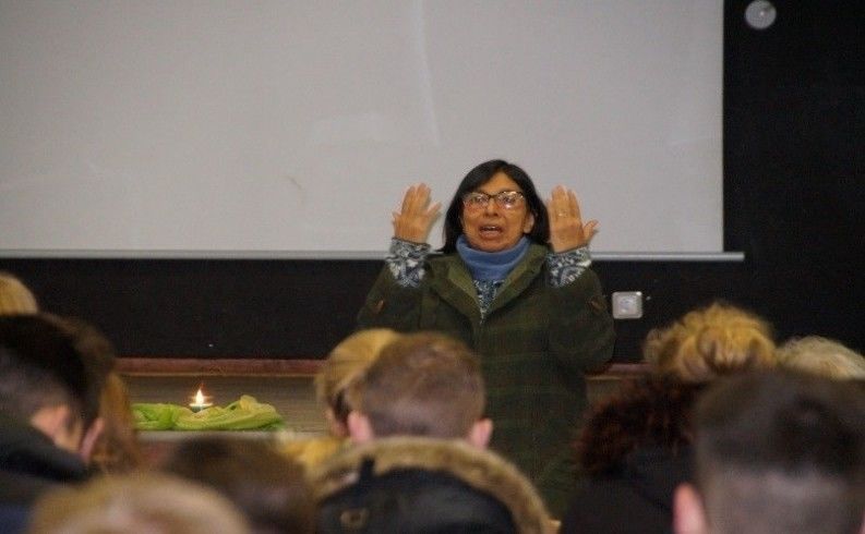 Adveniat-Projektpartnerin Sr. Maria Helena aus Kolumbien bei einem Schulbesuch