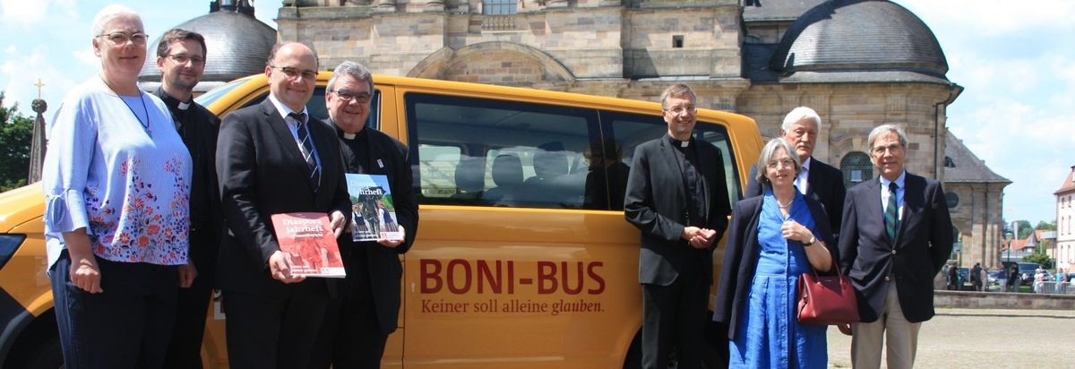 Das Bonifatiuswerk hat heute im Bistum Fulda den Jahresbericht 2018 veröffentlicht. Von links: Barbara Finger (Pfarrei KS Antonius Kassel), Ordinariatsrat Thomas Renze, Martin Guntermann (Geschäftsführer Bonifatiuswerk), Monsignore Georg Austen (Generalsekretär des Bonifatiuswerkes), Bischof Michael Gerber, Adelheid von Soden, Heinz Paus (Präsident des Bonifatiuswerkes) und Alfred von Soden.