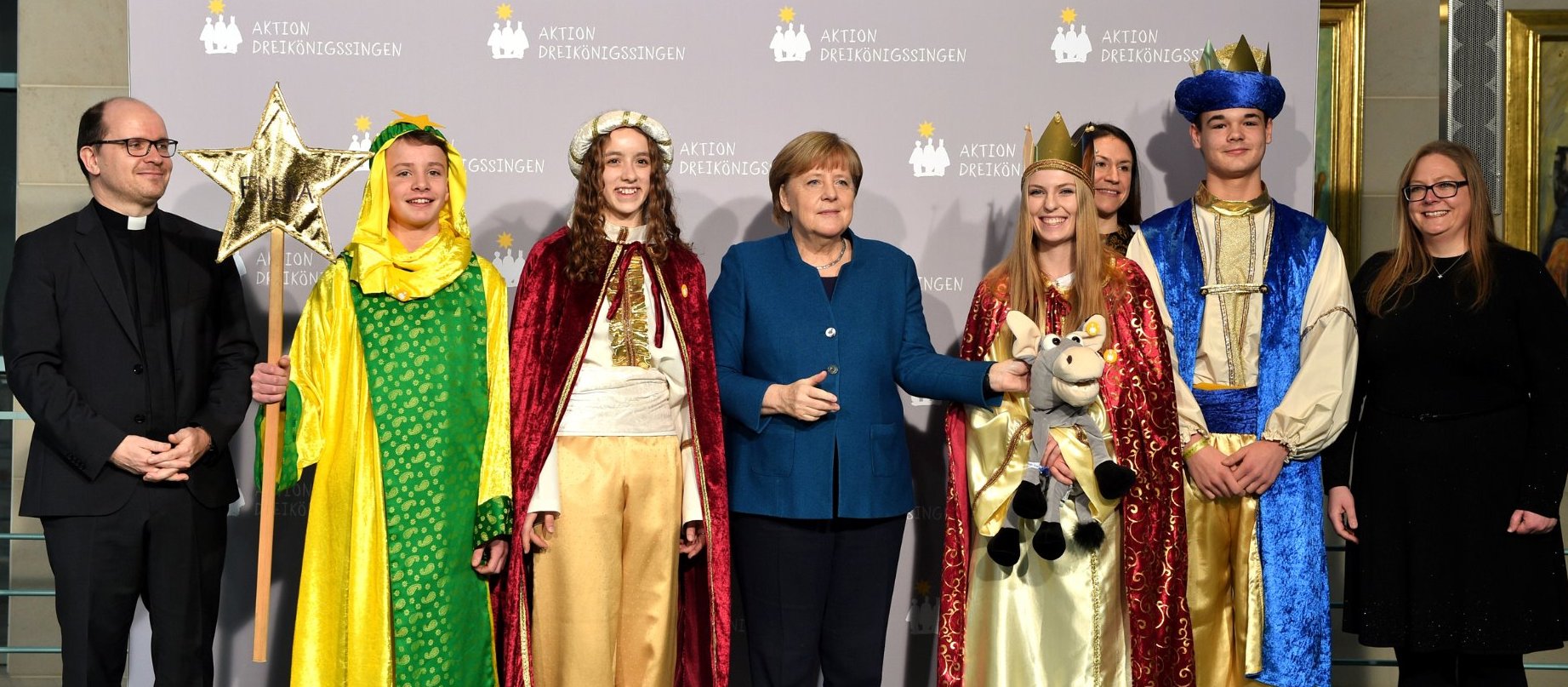 Die Sternsinger Valentina (15), Johanna (15), Max (14) und Jona (13) sowie Begleiterin Eva-Maria Baumgarten aus der Gemeinde St. Michael in Hilders-Eckweisbach vertraten das Bistum Fulda am Dienstag beim Sternsinger-Empfang von Bundeskanzlerin Angela Merkel zur 62. Aktion Dreikönigssingen. Zum Gruppenfoto mit der Kanzlerin stellten sie sich gemeinsam mit Pfarrer Dirk Bingener, Präsident des Kindermissionswerks ‚Die Sternsinger‘, und Lisi Maier, Bundesvorsitzende des Bundes der Deutschen Katholischen Jugend (BDKJ), im Bundeskanzleramt auf.
