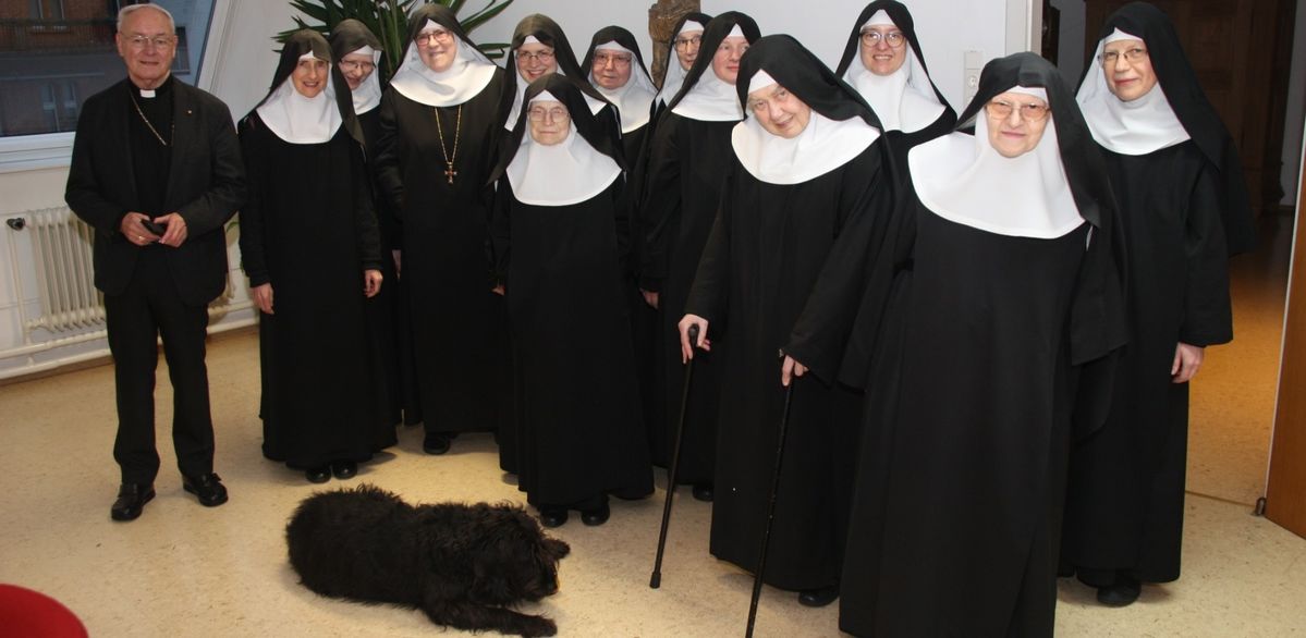 Bischof em. Algermissen besuchte Abtei St. Maria / Zum Foto: Bischof Algermissen mit Äbtissin Benedikta Krantz (vierte von links) und den Schwestern der Abtei St. Maria in Fulda sowie Klosterhündin Momo.